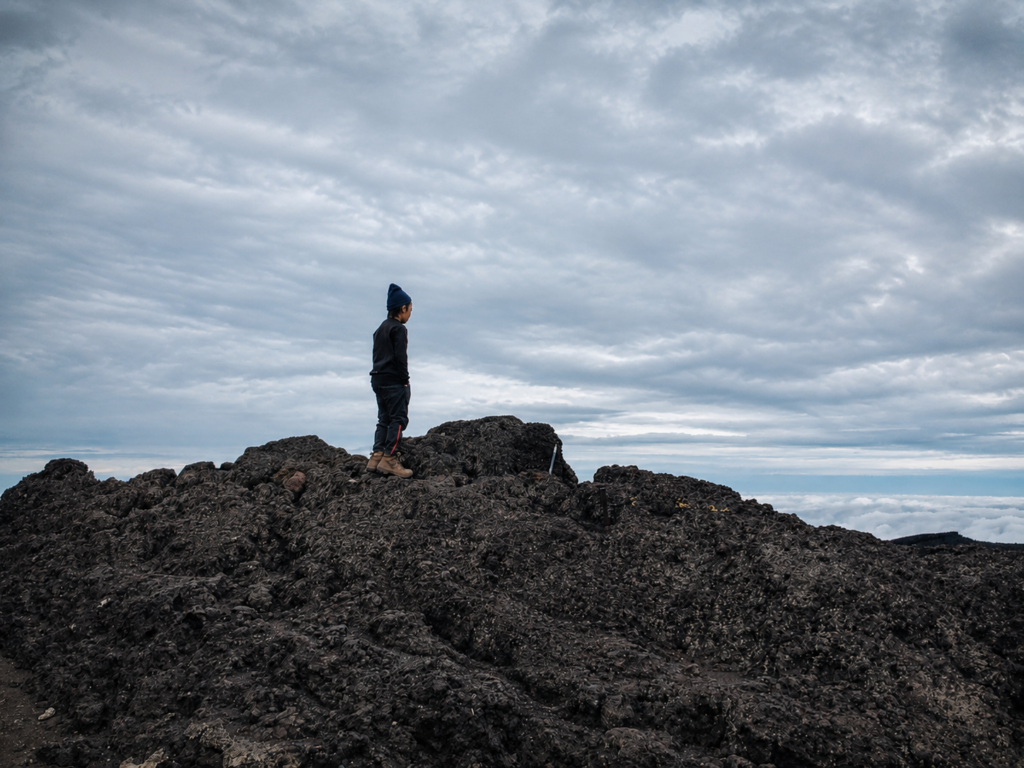 壮大な大自然の尾根を進み、世界の山旅へと繋がる一本の登山道|小中学生向けアウトドア教室 FooWn Mountain Club