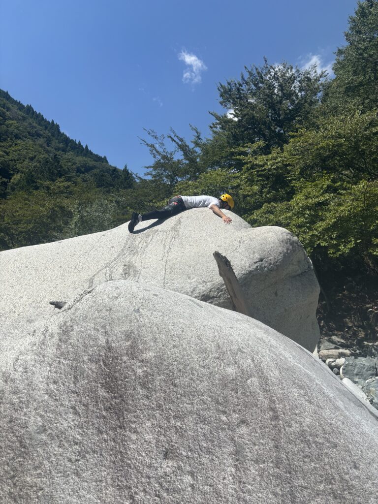 西丹沢の巨岩の上で遊ぶ子どもたち。自然の地形を活かしたアウトドア体験を行うFooWn Campデイキャンプ。